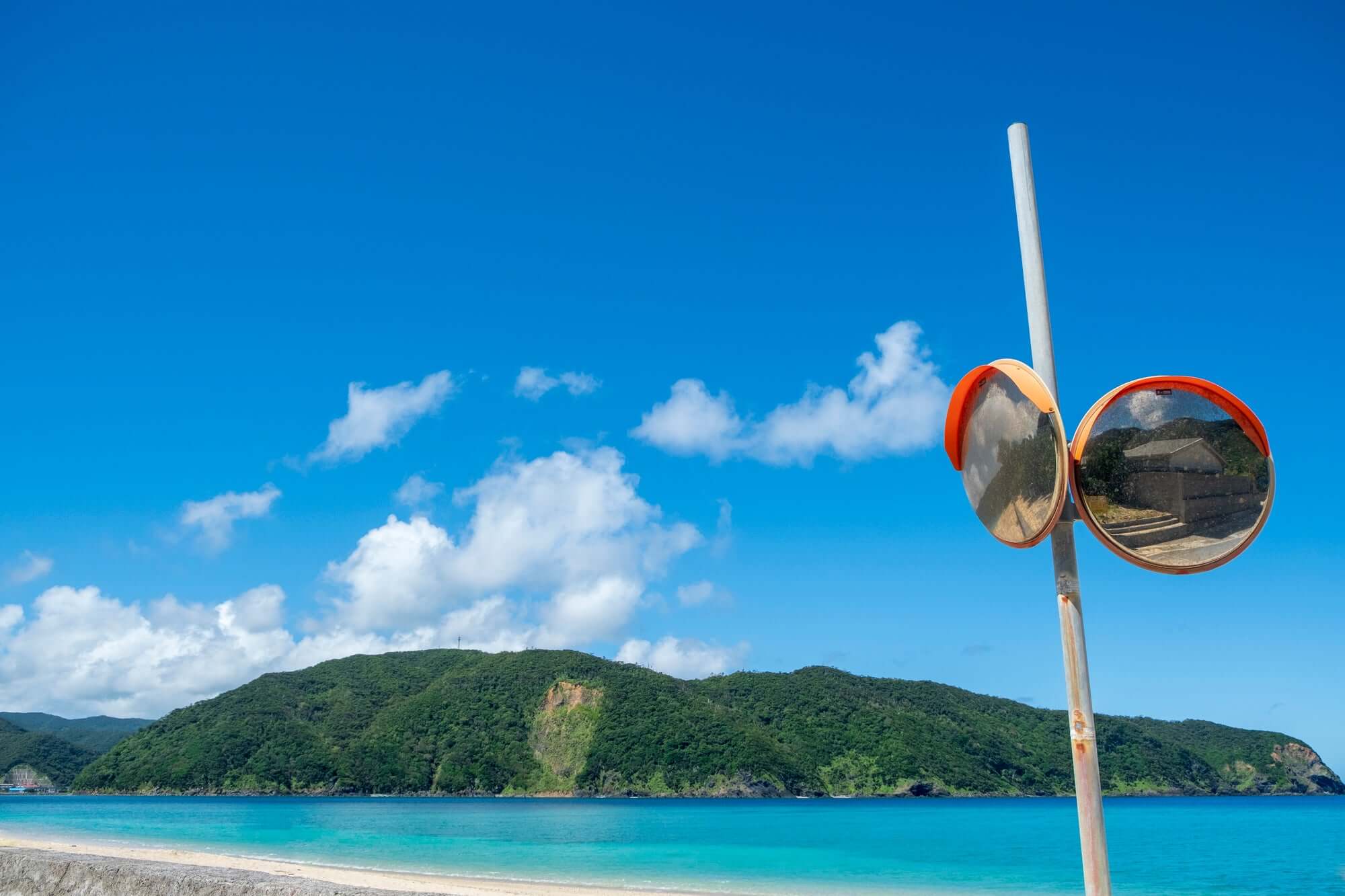 This CURVED MIRROR is facing down toward the ground, which is quite rare in Japan | Momoca