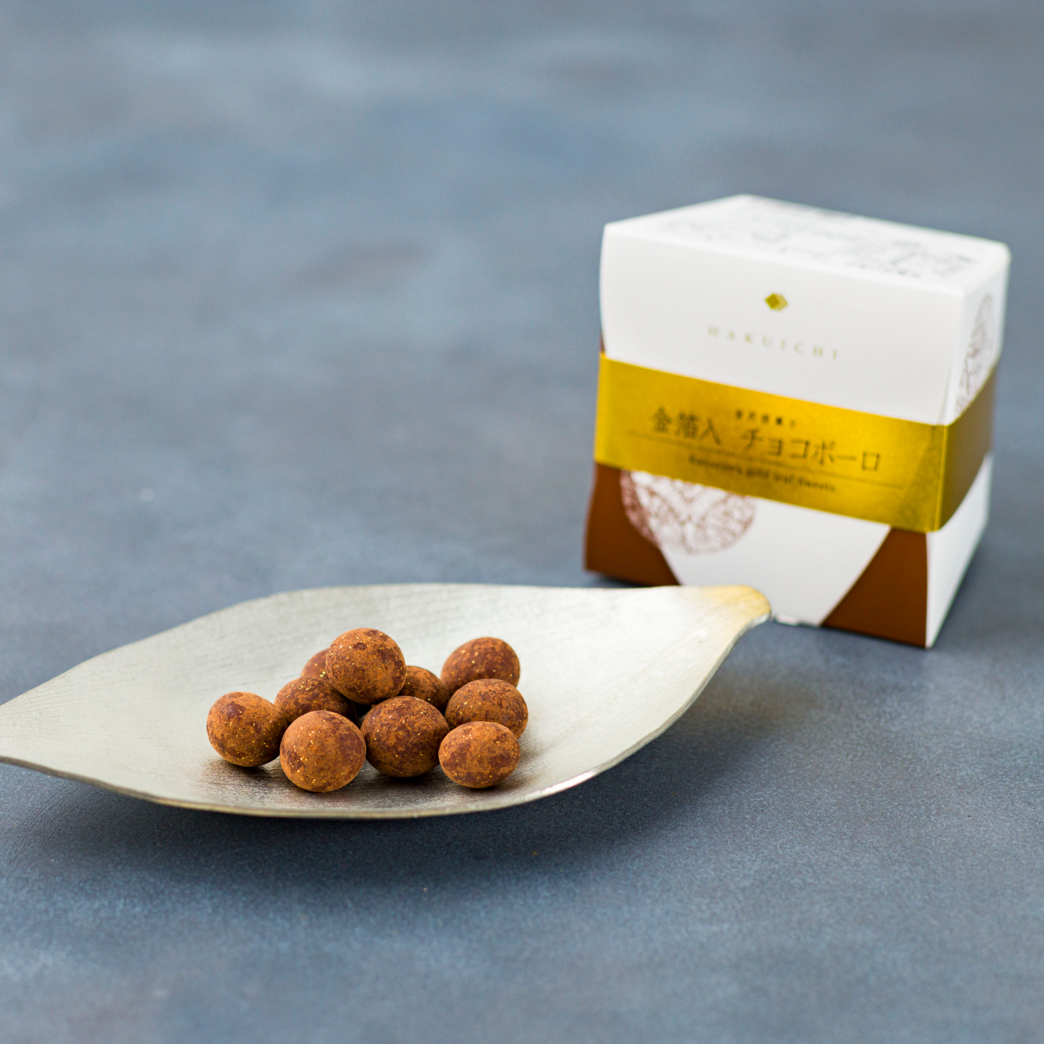 <strong>Chocolate bolo with gold leaf</strong>